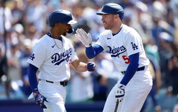 Betts homers two times as Dodgers down Padres, 6-1